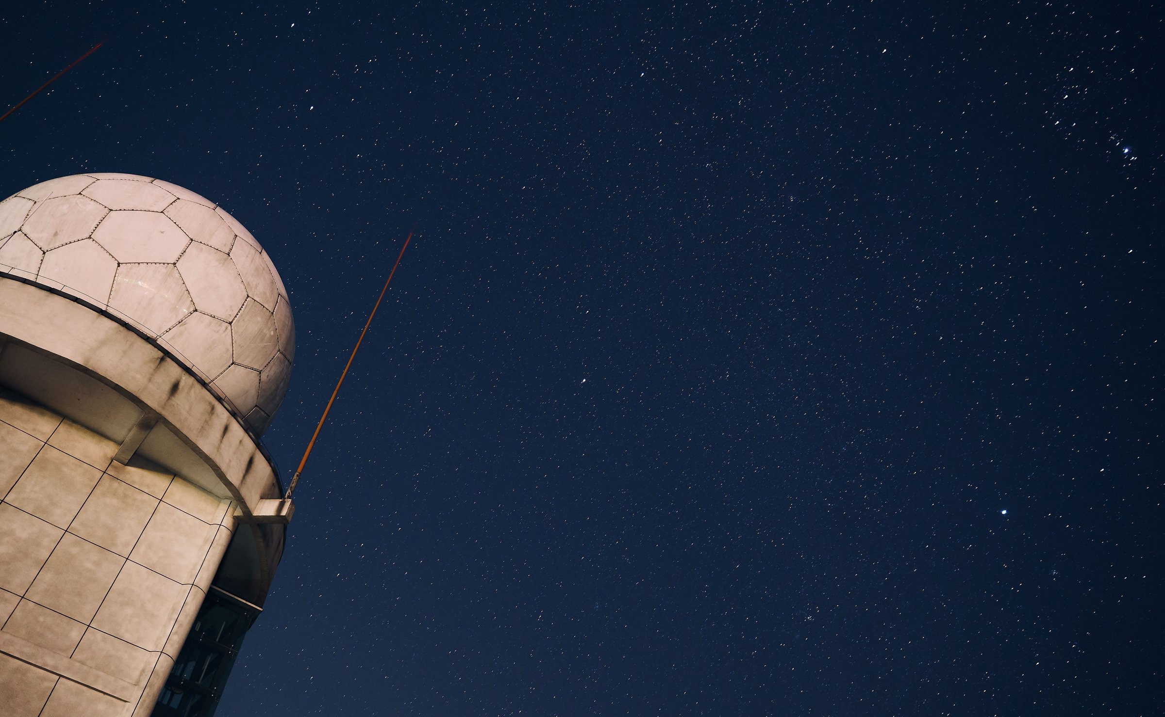Osservatorio astronomico con cupola sotto un cielo stellato